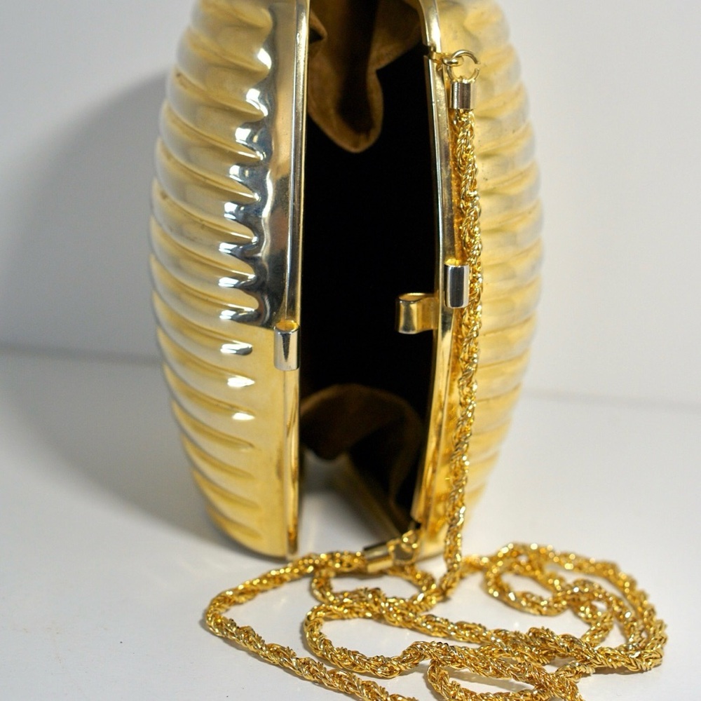 Vintage Saks Fifth Avenue Gold Metal Clamshell Minaudière Clutch Shoulder Purse - Picture 5 of 5
